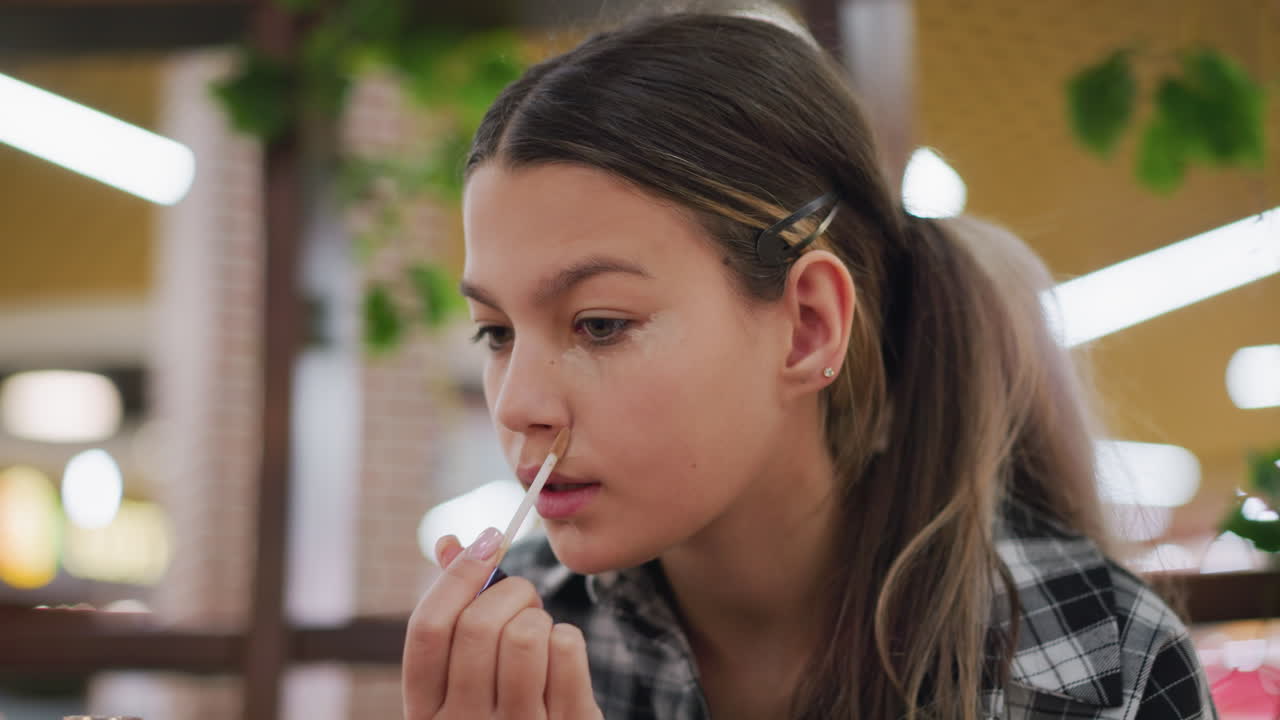 joven confiada aplicando polvo de fundación en su cara para una piel lisa e impecable, una toma de primer plano destaca la rutina detallada de maquillaje, cuidado de belleza y esencial para el cuidado de la piel