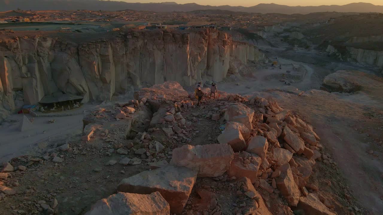 Atardecer en las canteras del sillar, cantera principal de Añashuayco, donde se extrae el sillar y zona turistica donde se contempla la extraccion del sillar por canteros en la actualidad