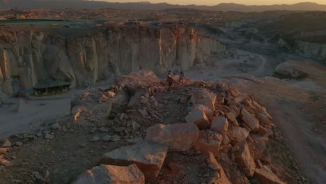 atardecer en las canteras del sillar, cantera principal de añashuayco, donde se extrae el sillar y zona turistica donde se contempla la extraccion del sillar por canteros en la actualidad