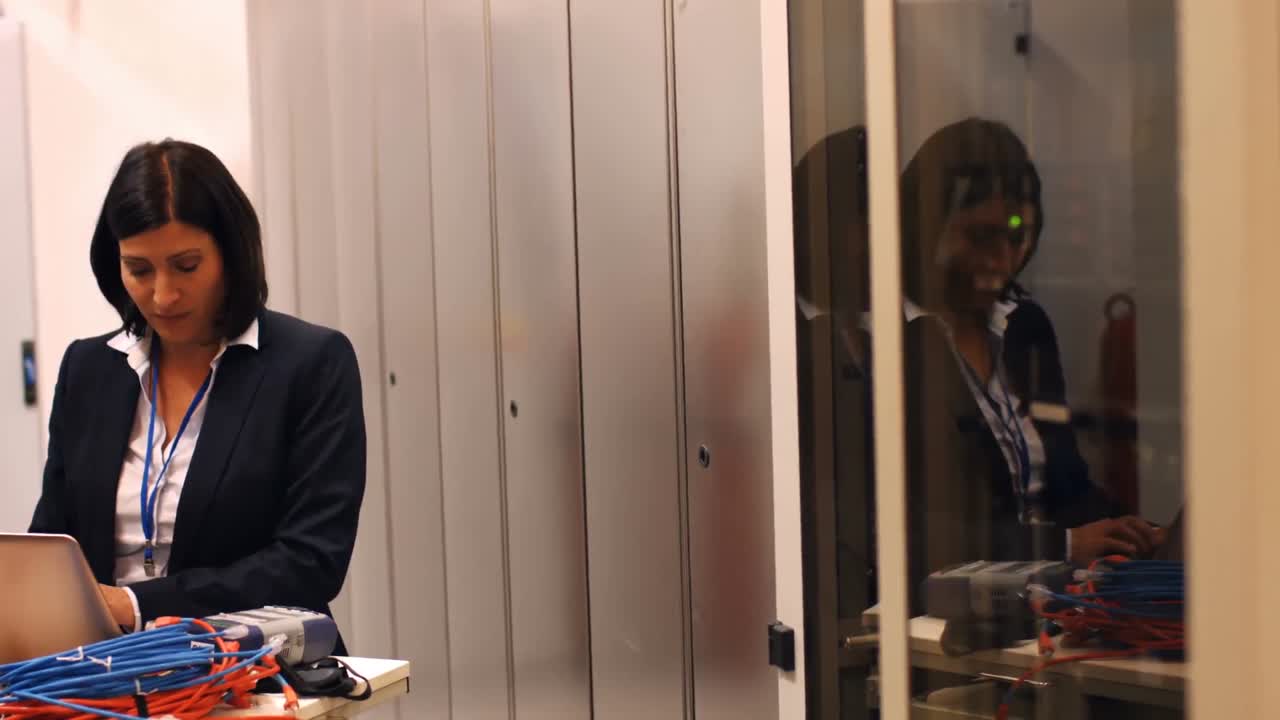 técnico trabajando en una computadora portátil