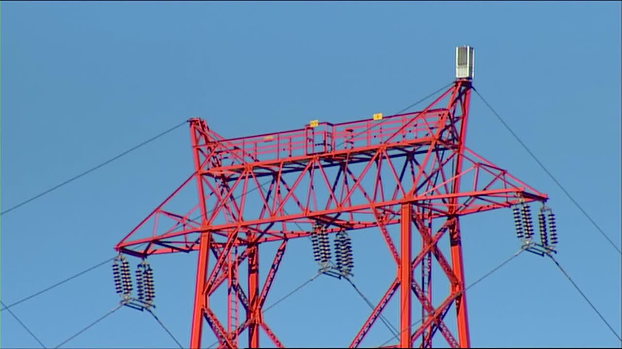 mirando hacia un transformador