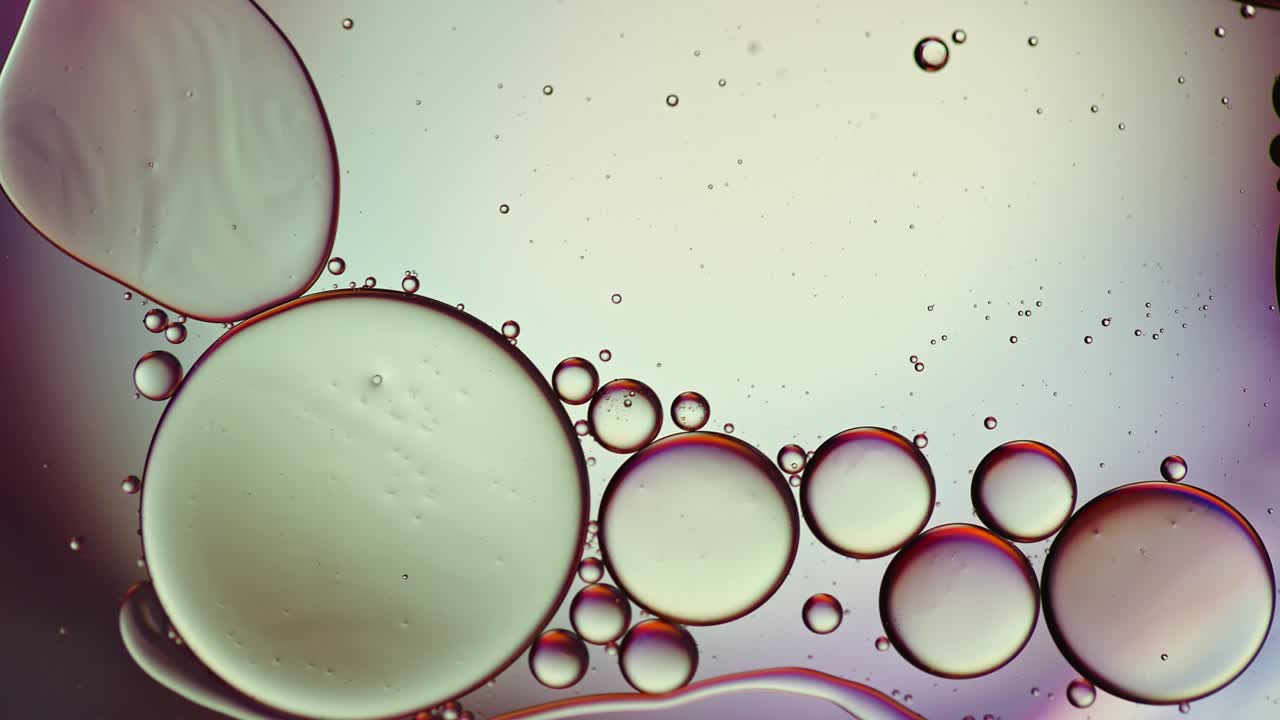 추상적인 다채로운 음식 기름 방울 거품과 구가 흐르고