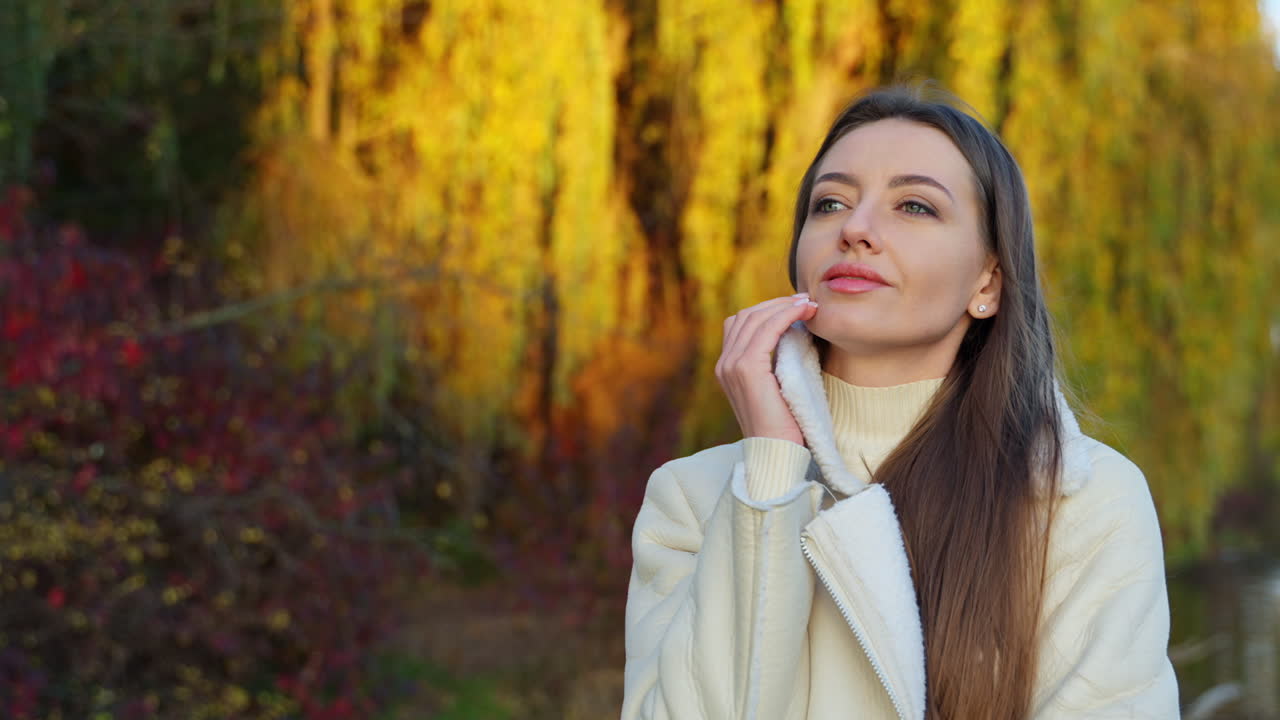 Mujer en el parque de otoño