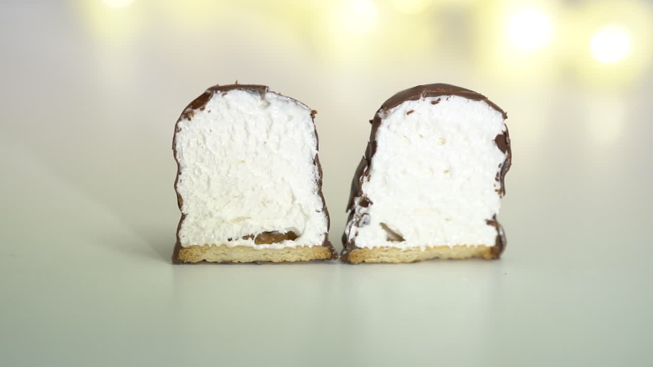 흰색 표면에 krembo