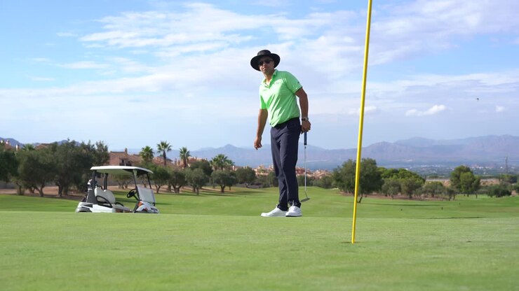 Il giocatore di golf sul green