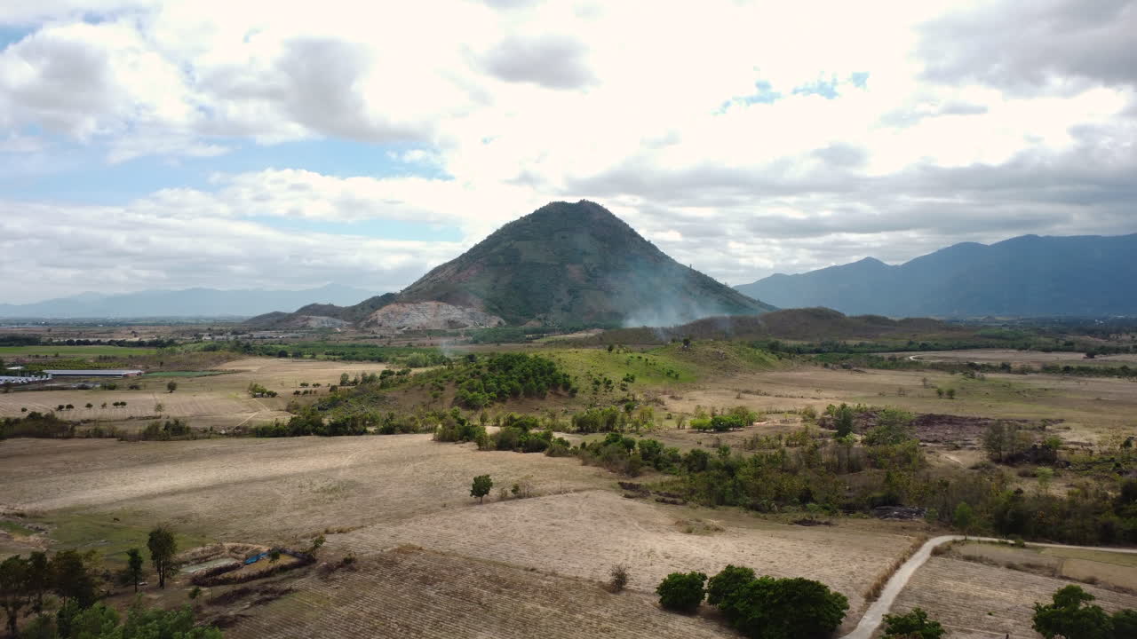 montaña única rodeada de tierras de cultivo en la provincia de ninh thuan, vietnam, panorama aéreo