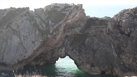 puerta durdle, vista desde la orilla en dorset, canal inglés