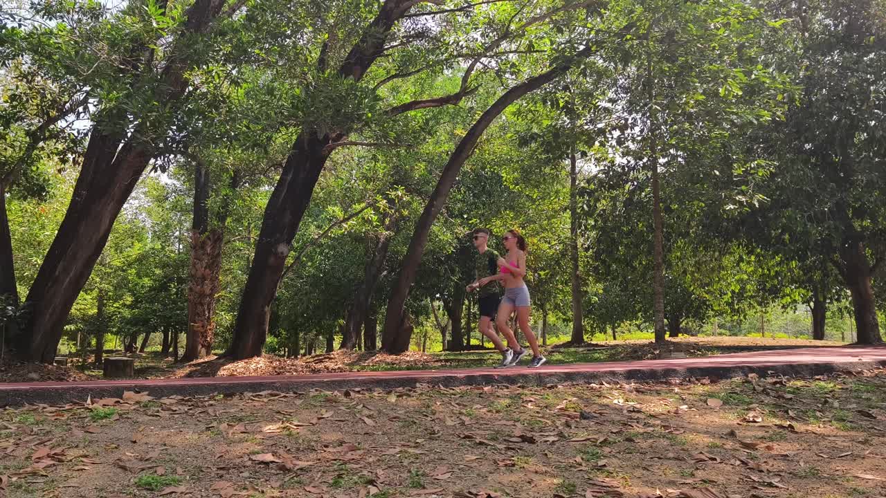 Una pareja corriendo en un parque.