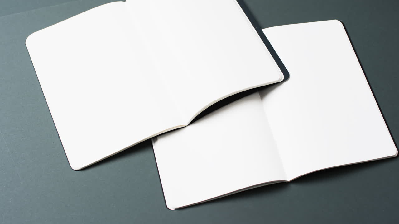 video de libros con páginas en blanco y espacio de copia en fondo negro