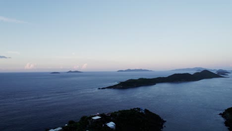 Hermosa-Vista-Aérea-Del-Cielo-Degradado-De-Agua-Azul-De-Las-Islas-Vírgenes-Con-Islas-En-Segundo-Plano