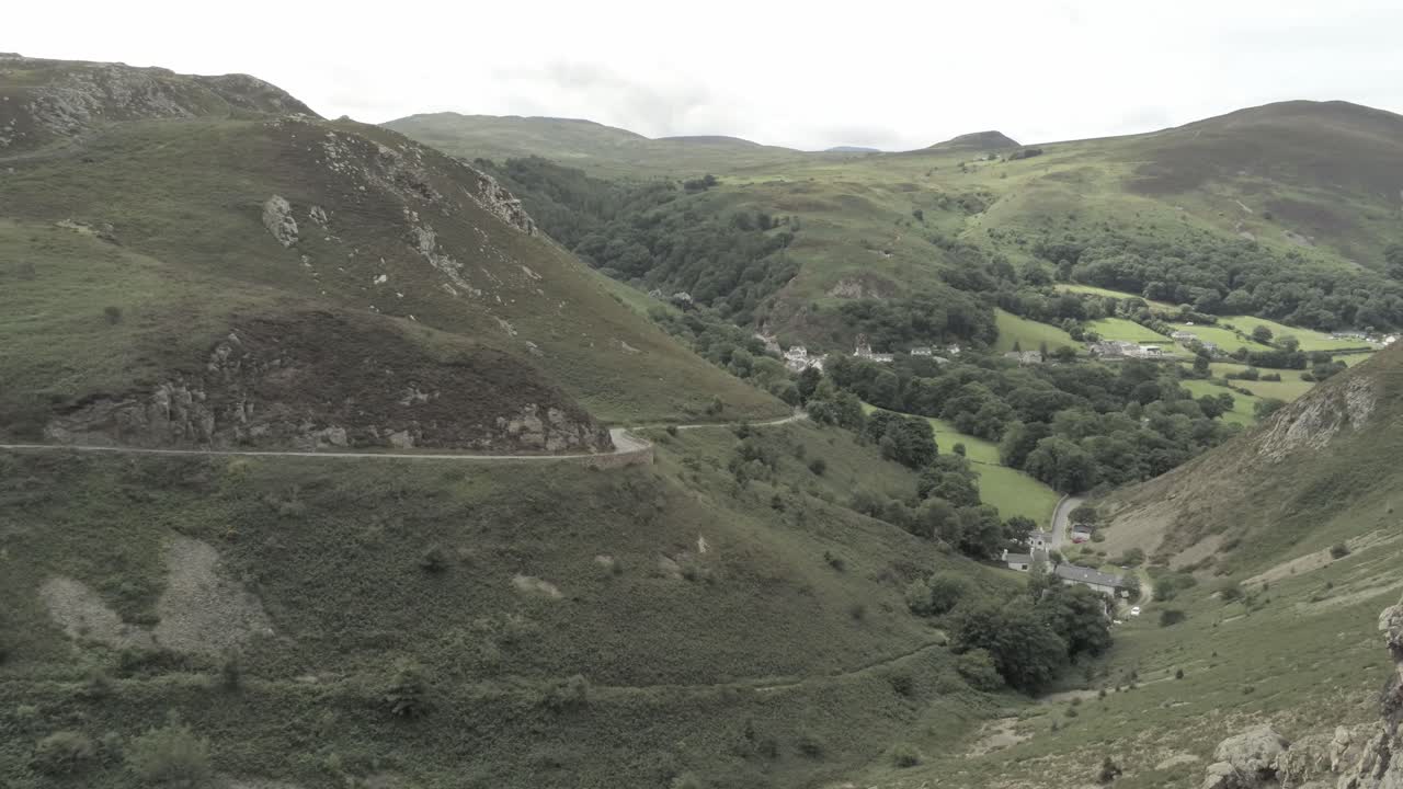 capelulo penmaenmawr montaña galesa valle costero antena descendiendo a la vista de la órbita izquierda baja del norte de gales