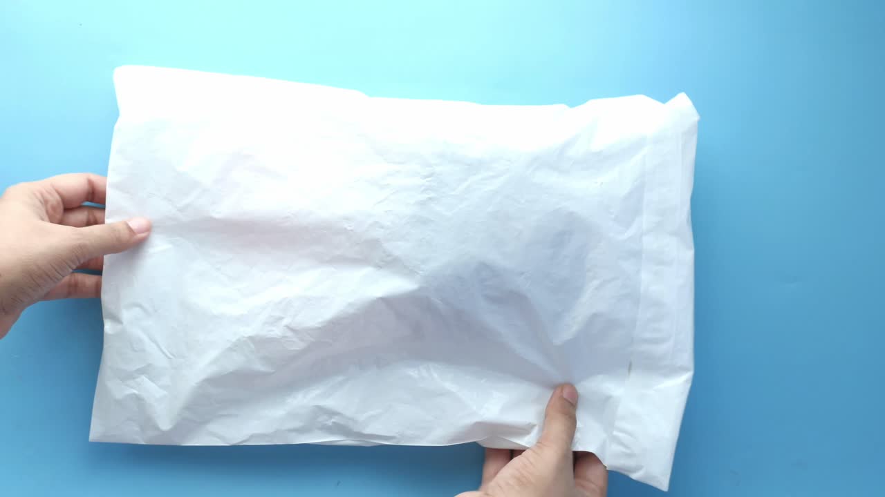 종이 가방 을 들고 있는 손