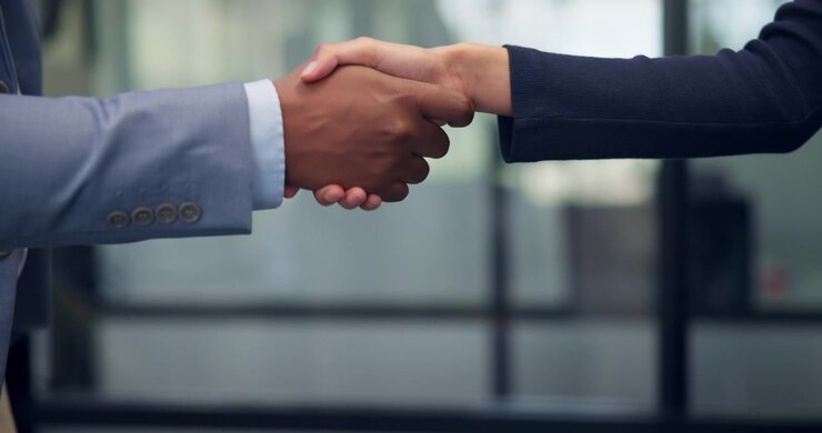 Professionisti d'affari che si stringono la mano in un ufficio