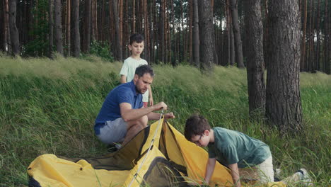 acampar en familia en la naturaleza