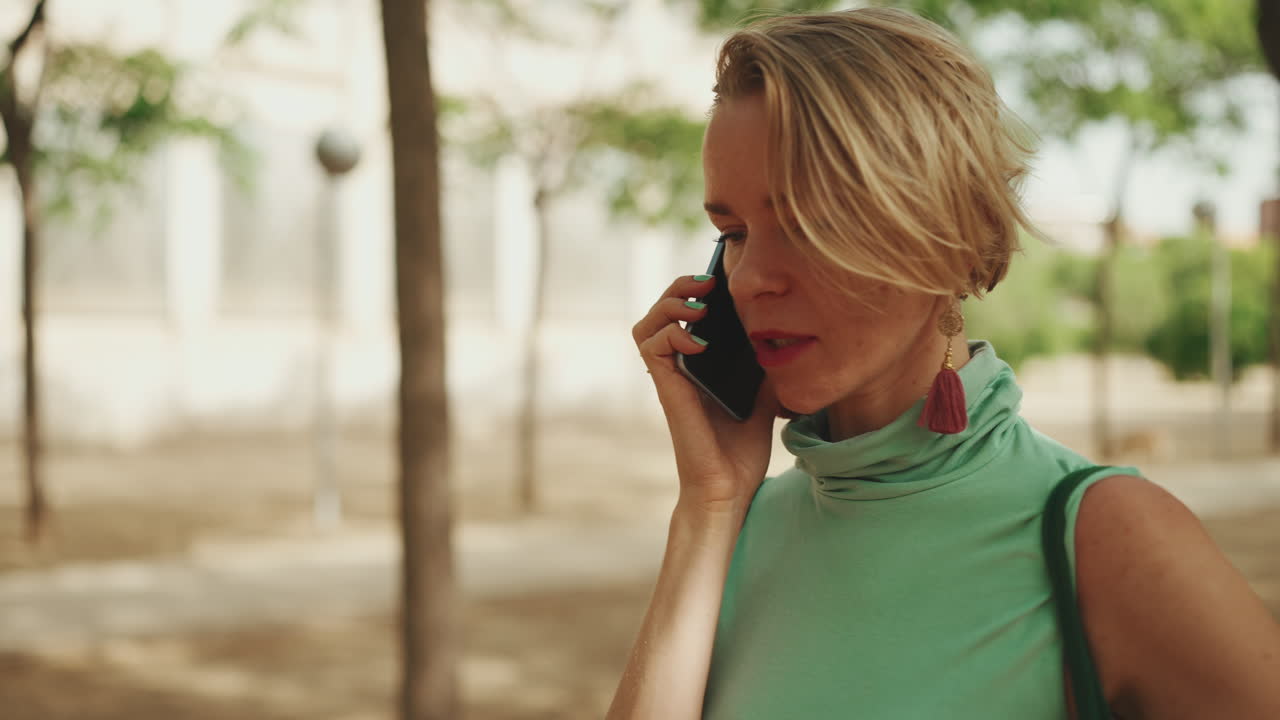 mujer hablando por teléfono