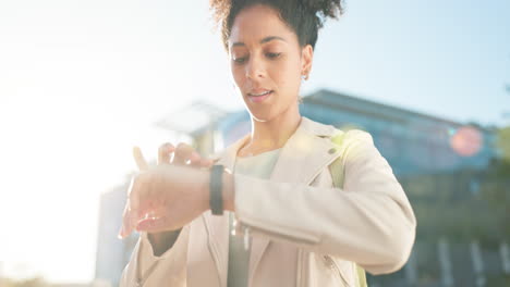 Ciudad,-Horario-Y-Mujer-De-Negocios-Con-Reloj-Inteligente