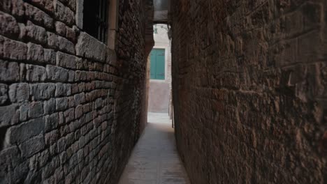 Callejón-Estrecho-En-El-Corazón-De-Venecia,-Italia