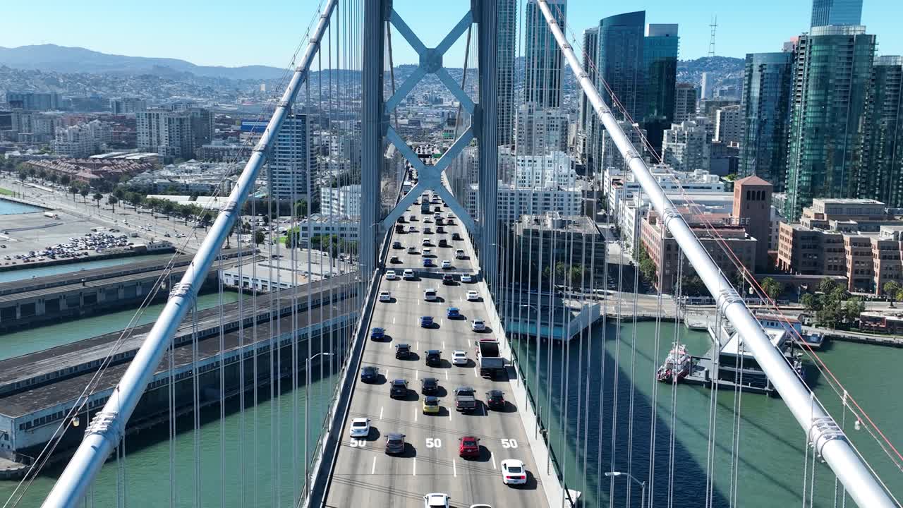 오클랜드 베이 브리지 (oakland bay bridge) 는 미국 캘리포니아 주 오클랜드에 있는 다리이다.