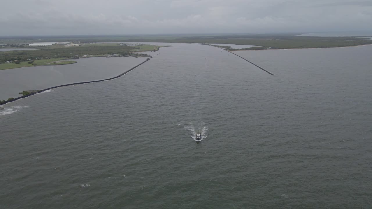 호주 퀸즐랜드 번다버그에서 물고기를 잡기 위해 바다로 향하는 낚싯배