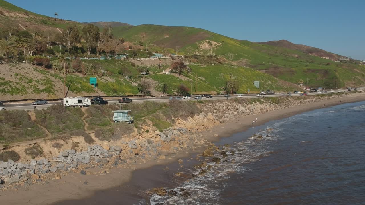 캘리포니아 말리부의 주요 도로와 해안에서 오후 회전 드론 보기