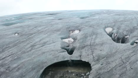 toma aérea ascendente del famoso hocico del glaciar breidamerkurjokull en islandia - visitando el parque nacional vatnajökull