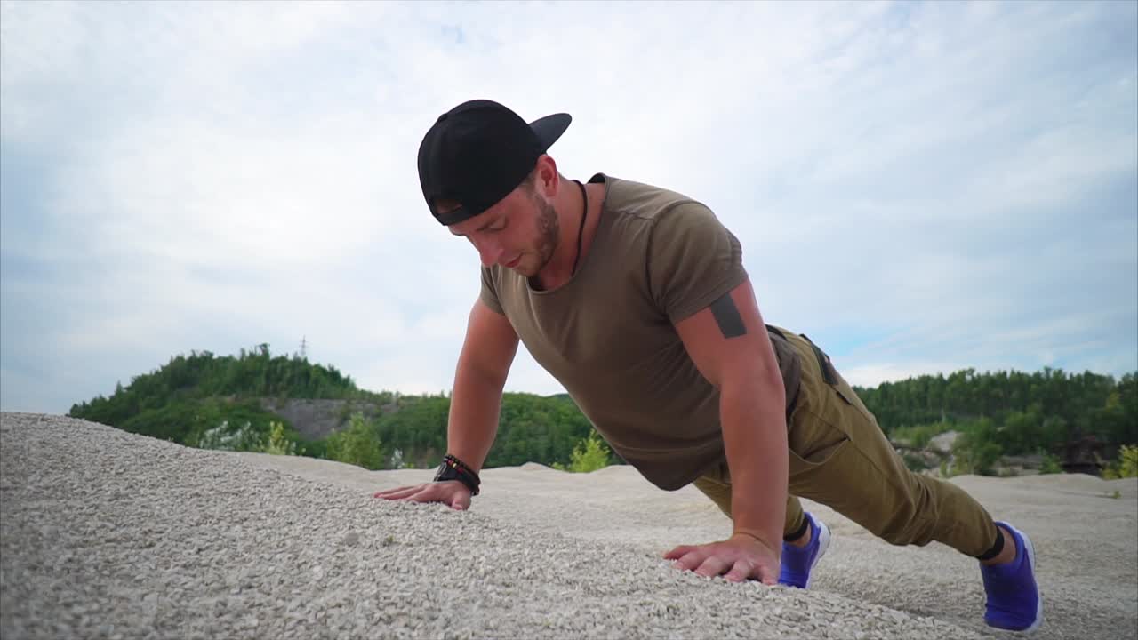 hombre haciendo flexiones al aire libre