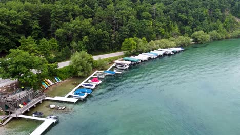 Ein-Gemütlicher-Kleiner-Hafen-Am-Ufer-Der-Grand-Traverse-Bay