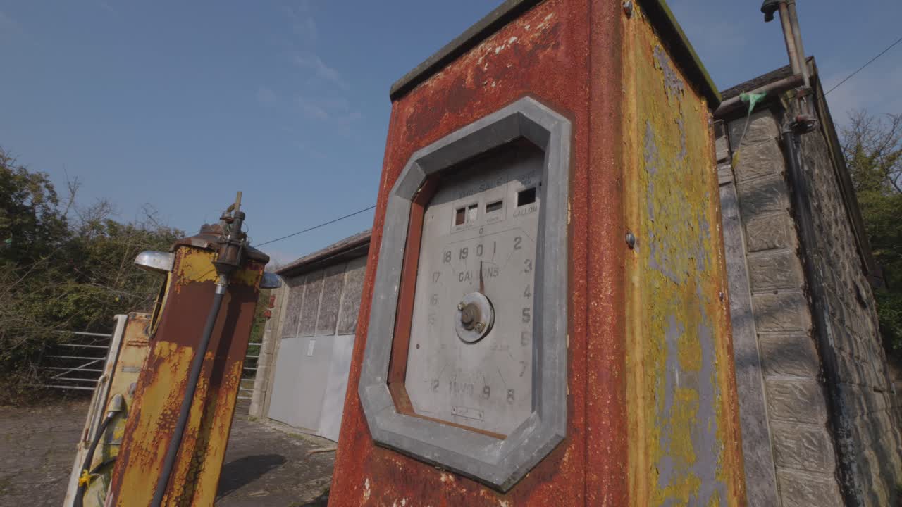 버려진 주유소 에서 녹색 된  ⁇ 은 주유  ⁇ 프