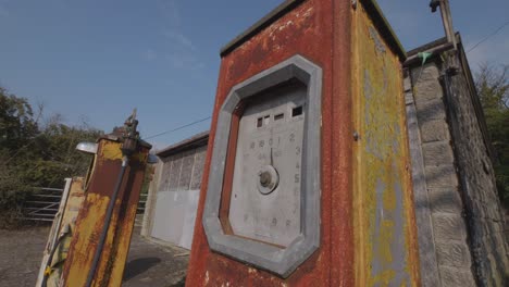 bombas de combustible viejas y oxidadas en una gasolinera abandonada