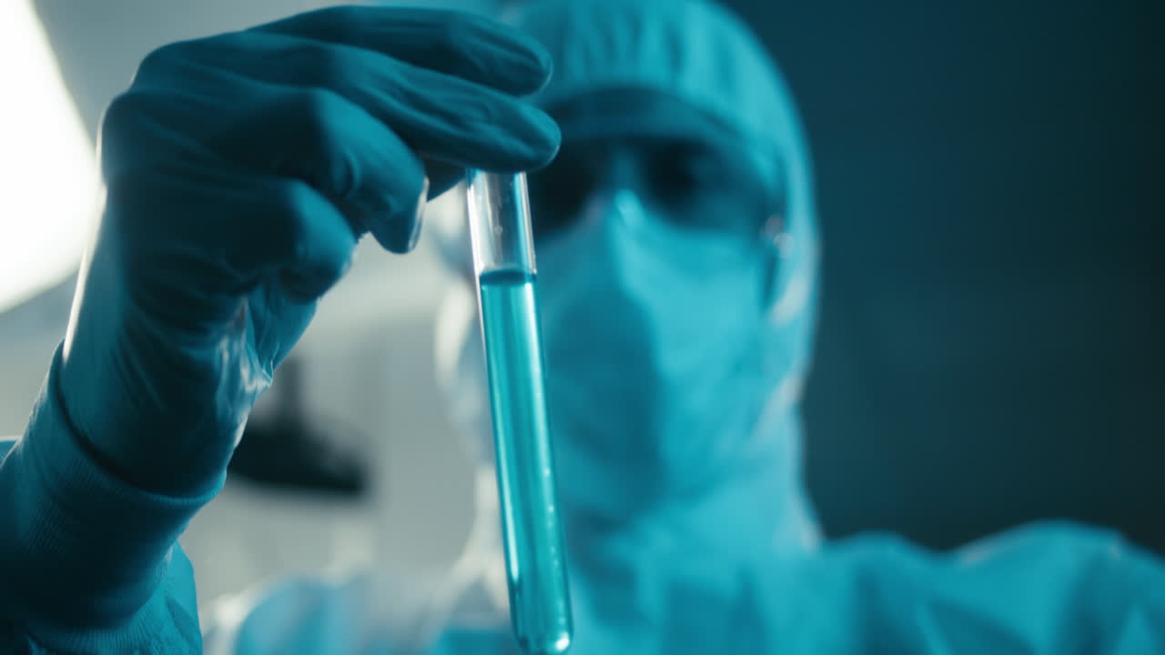 ученый проводит лабораторный эксперимент.