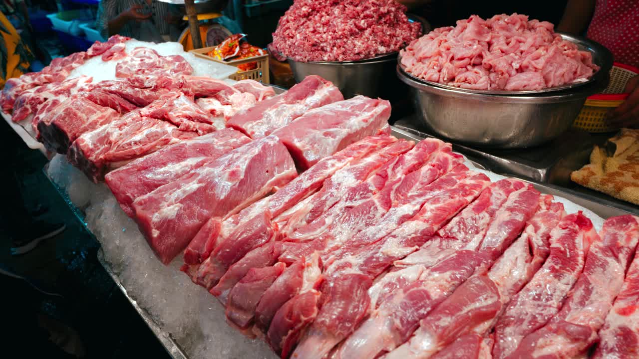 la carne se exhibe en la carnicería local de tailandia
