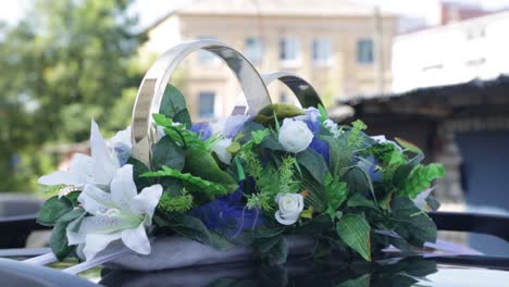 wedding car decoration with flowers and rings