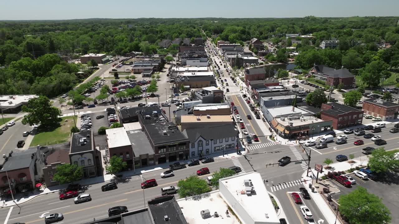 Centro di Brighton, Michigan, con traffico e video drone in movimento da destra a sinistra.