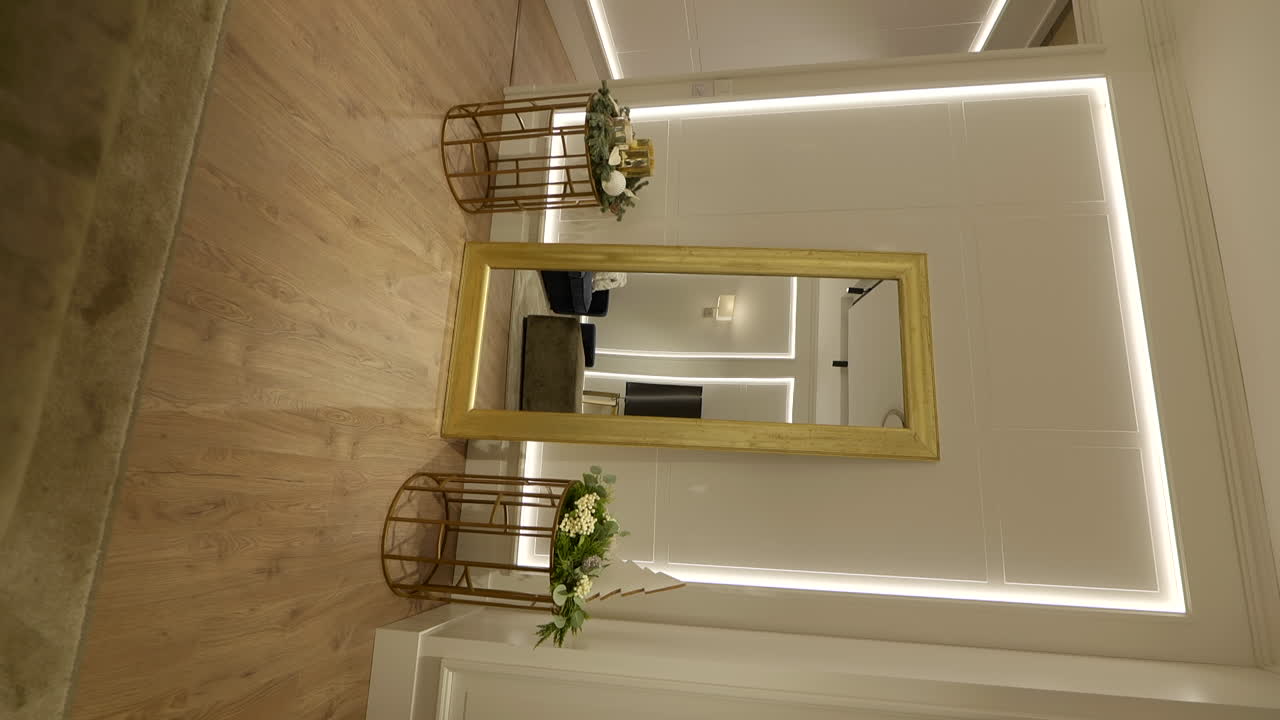 video vertical que muestra el interior de la habitación en el centro comercial, adornos navideños