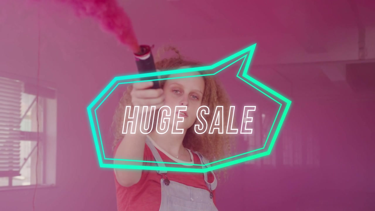 Donna che attiva una bomboletta fumogena, puntando, nebbia rosa che si espande, scritta al neon 'GRANDE SALDI' che si anima sul busto, promo.