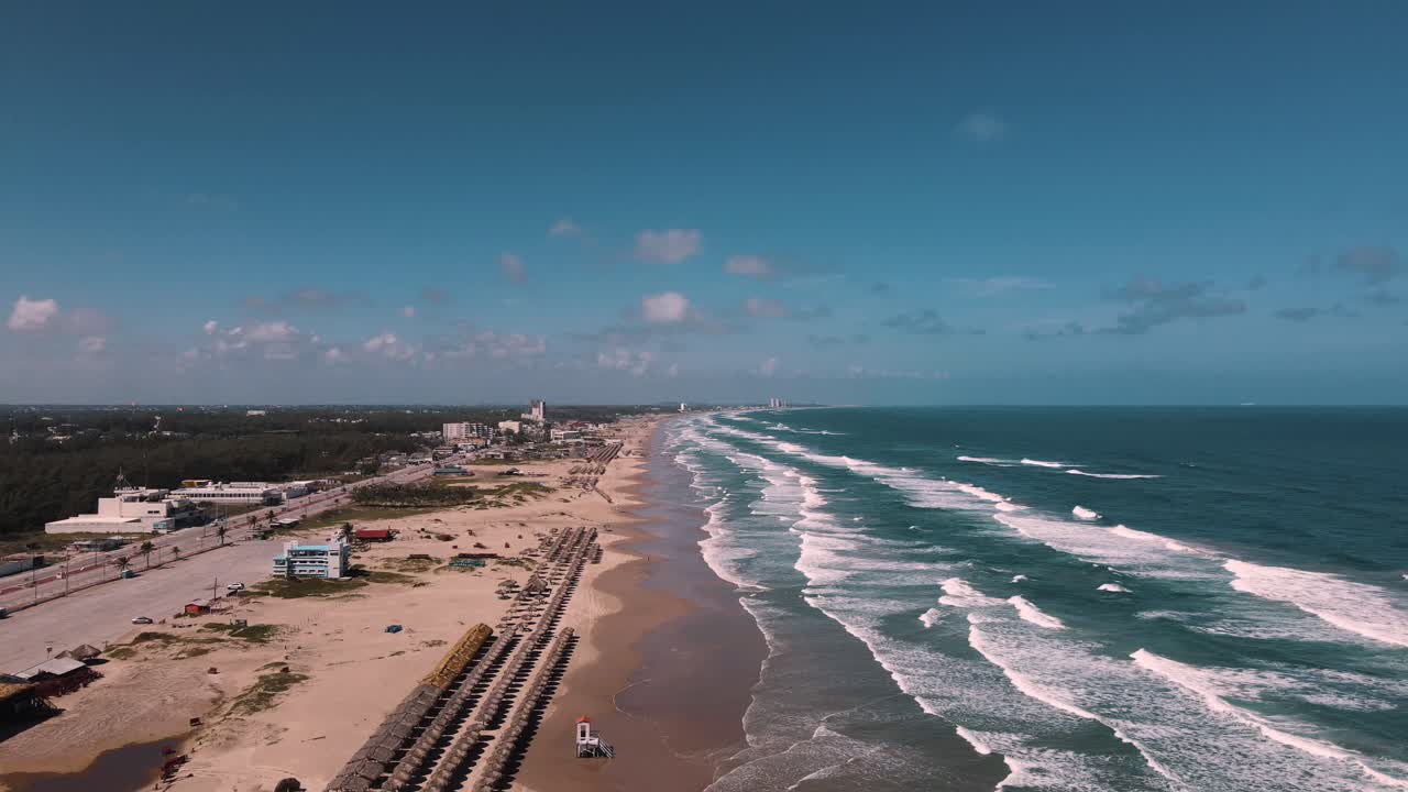 Luftfoto av en lang sandstrand og havets kystlinje
