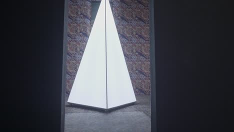 instalación de arte de la pirámide iluminada