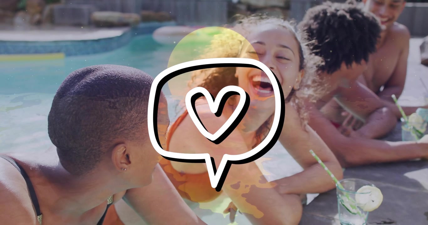 Bolla a forma di cuore animata che appare sopra una piscina, facendo avvicinare gli amici e ridere, a scopo di marketing.