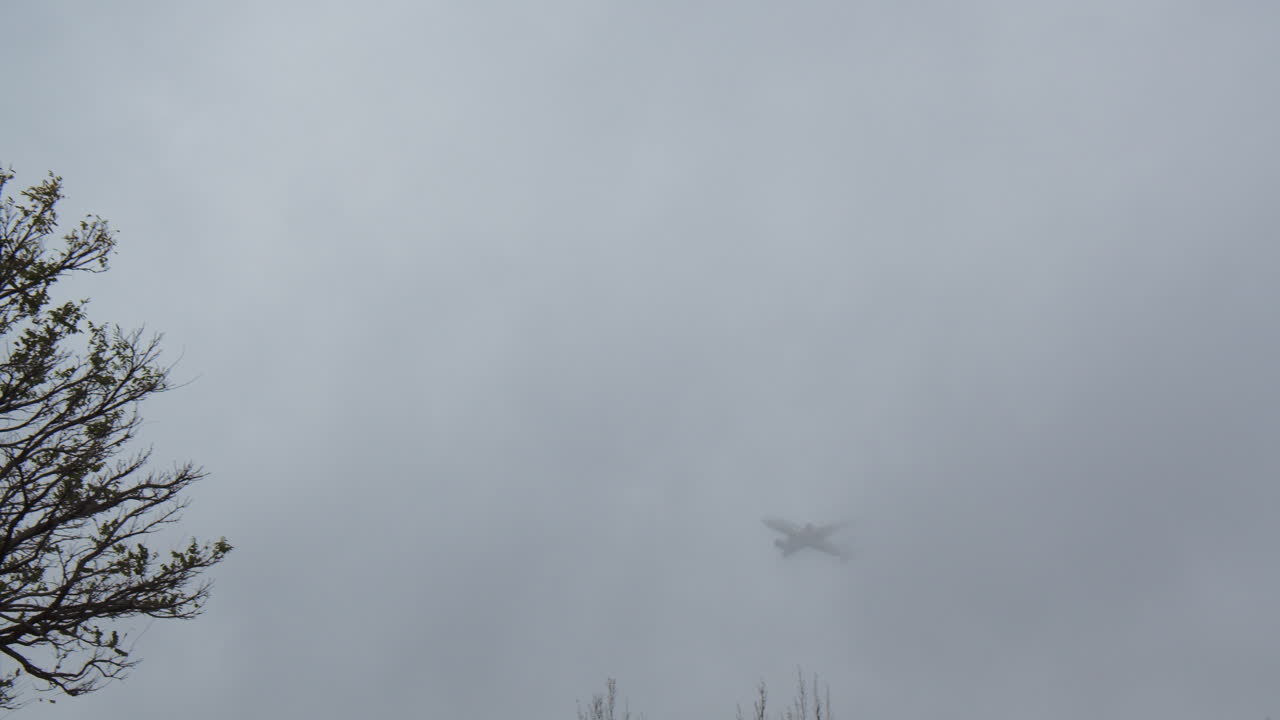 구름 인 하늘에서 사라지는 비행기