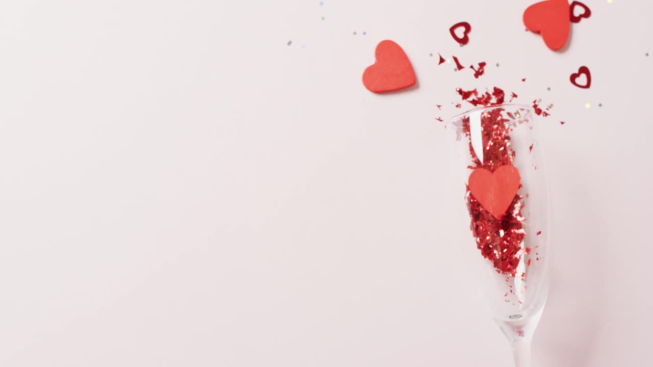 ⁇ 페인 잔이  ⁇ 은 심장 모양을 흘리는 비디오,  ⁇  배경에 복사 공간이 있습니다.