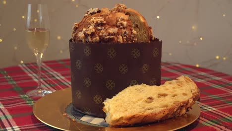 Rebanada-De-Panettone-Italiano-Tradicional-Y-Champán