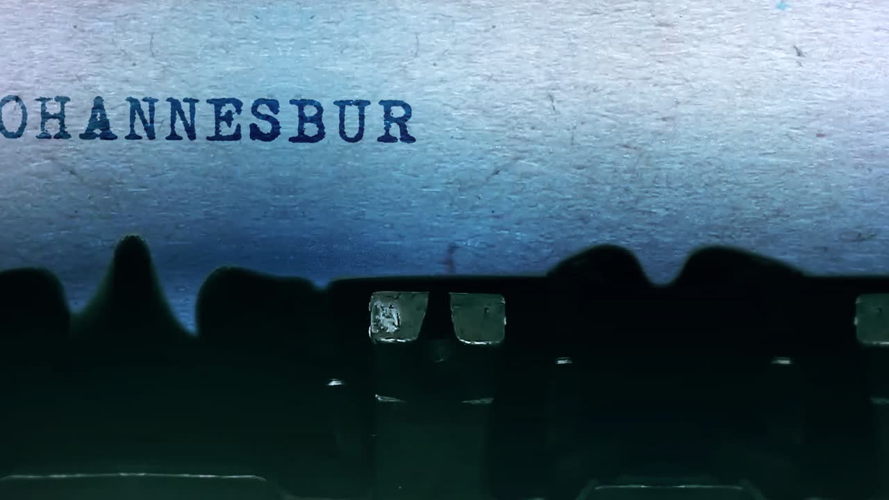 요하네스버그에서 빈티지 타자기에서 타이핑