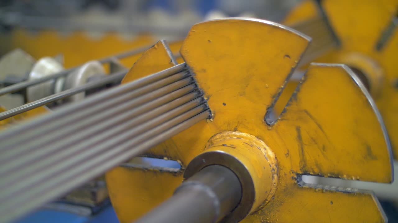 máquina industrial que sostiene varilla de metal en el taller de la fábrica. equipo automatizado