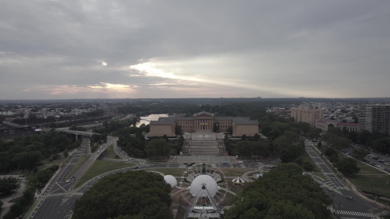 Drone Shot 4K - Soaring Across Philadelphia to the Museum of Art