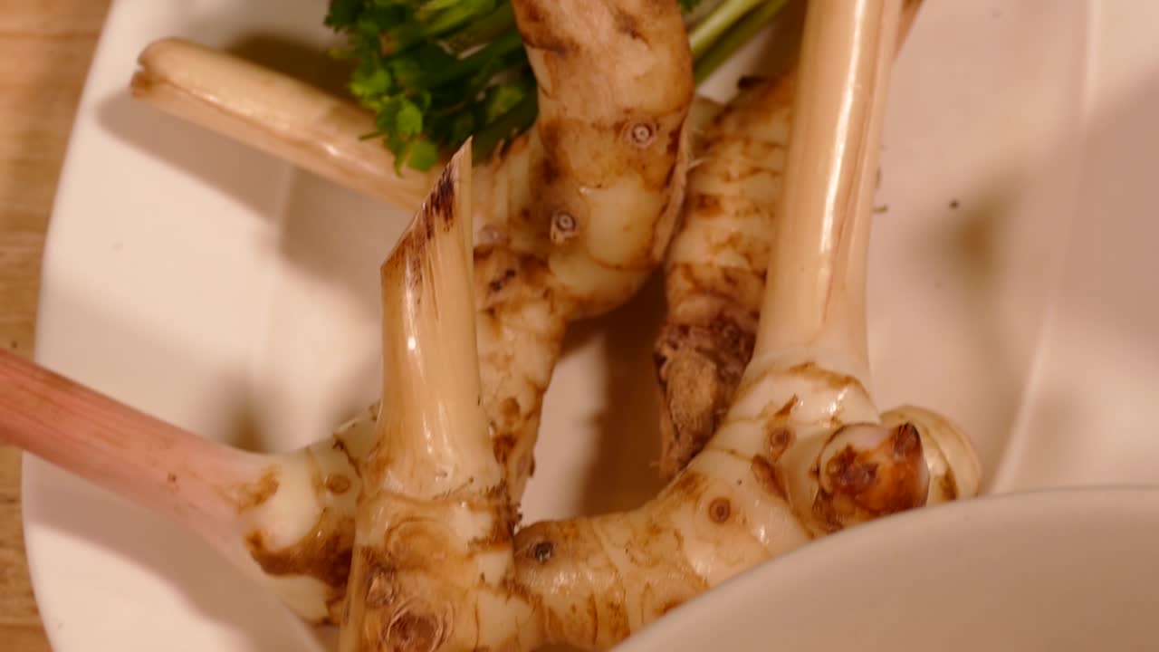 raíz de galanga y cilantro en plato blanco, primer plano-1