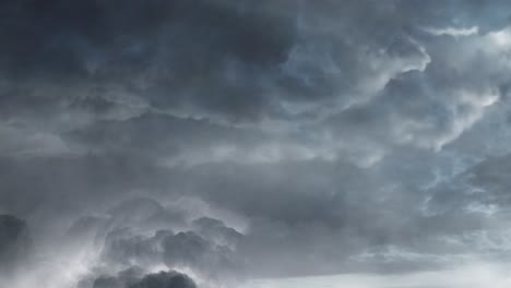 el cielo está oscuro y una tormenta se está preparando en las nubes.