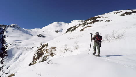 一位自然和野生动物摄影师在阿拉斯加科迪亚克岛的雪山上<unk>雪,