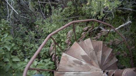 Bajando-Una-Vieja-Escalera-De-Caracol