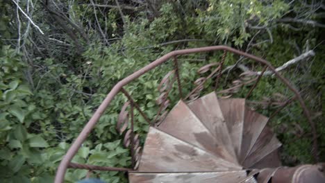 bajando una antigua escalera de caracol
