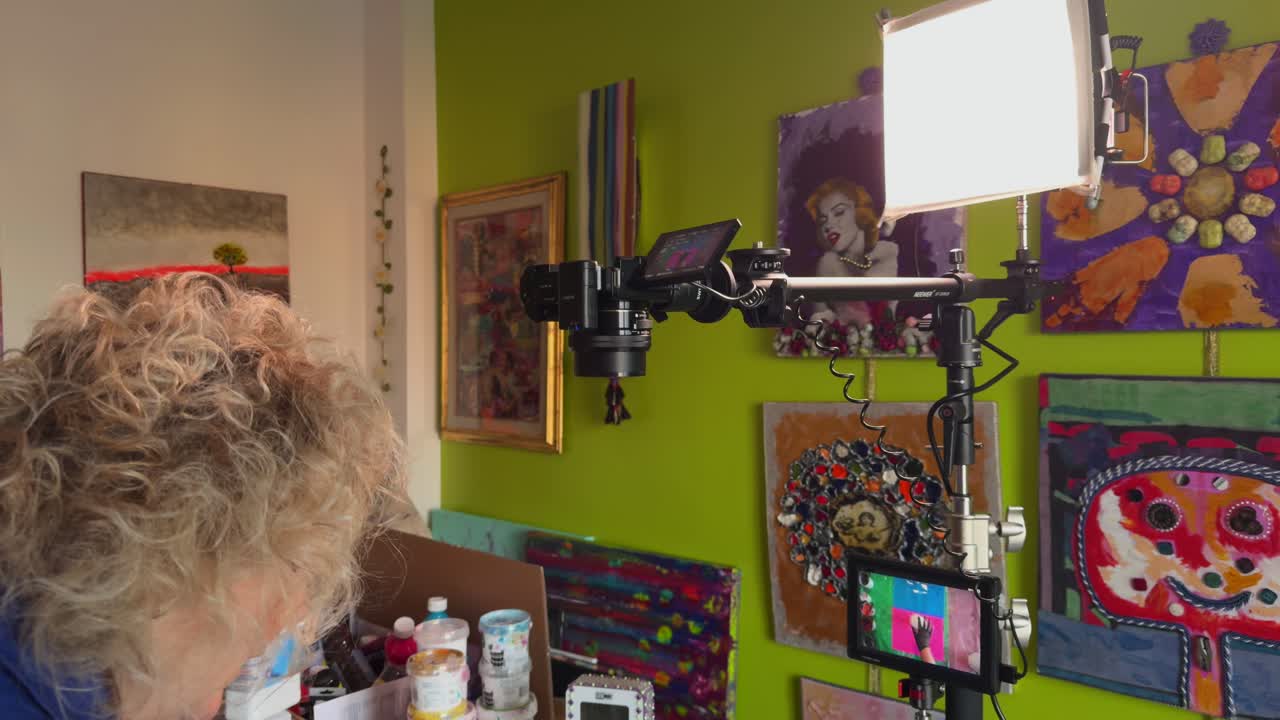 fotografía de cerca de la receta de cocina video instalación de equipos, sartén en círculo, manos de la mujer